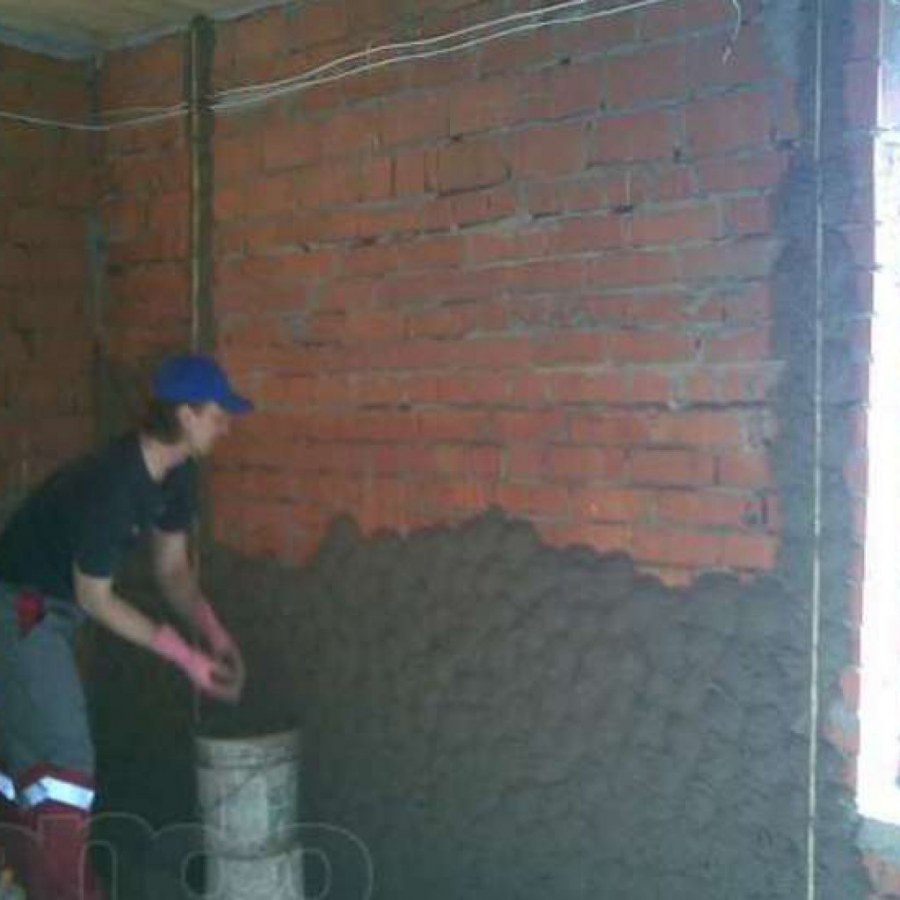 Черновая штукатурка кирпичной стены