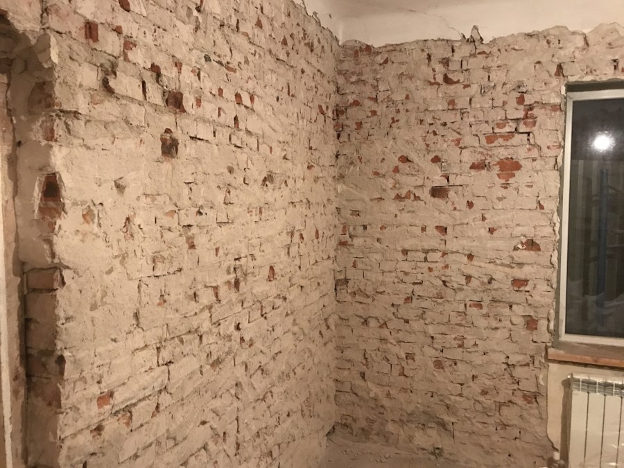 Отделка старой кирпичной стены