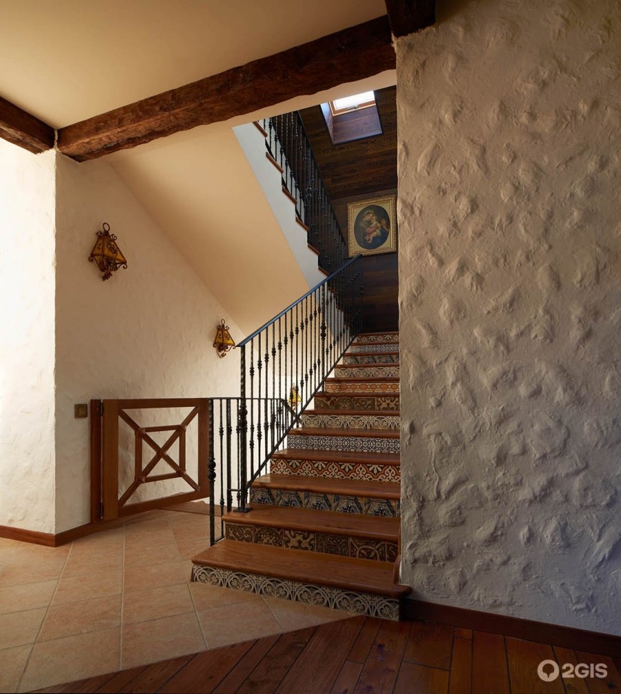 Декоративная штукатурка в холле с лестницей