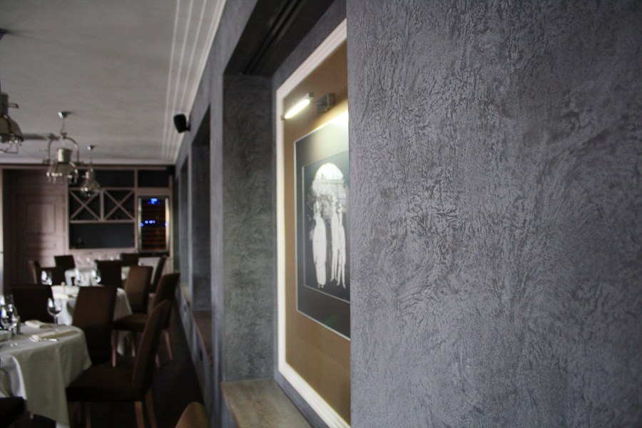 Серая декоративная штукатурка в интерьере