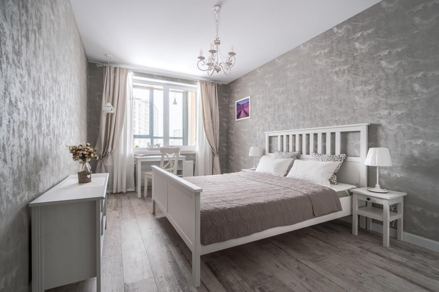 Спальня в серых тонах с белой мебелью
