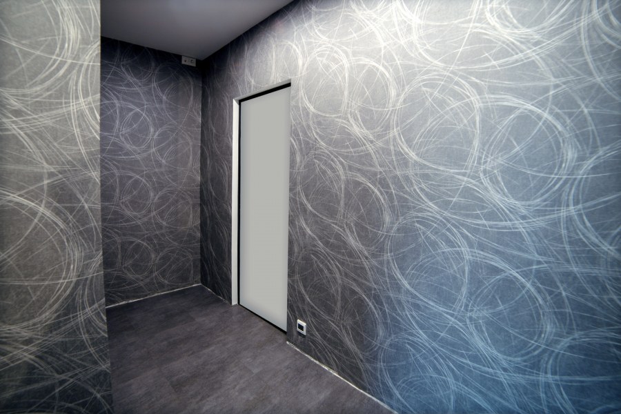 Венецианская штукатурка в серых тонах в коридоре