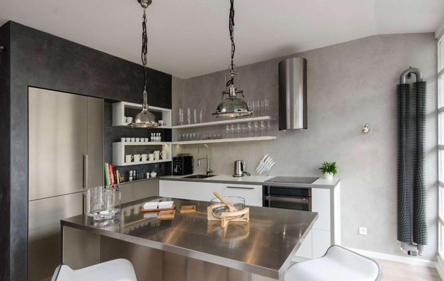 Кухня с бетонными стенами