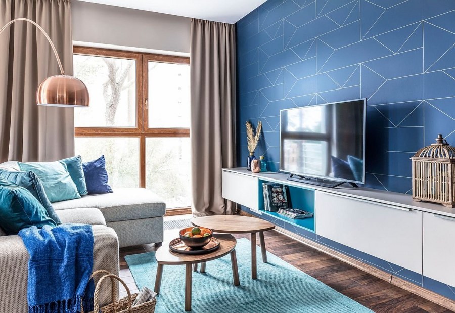 Гостиная с синей стеной
