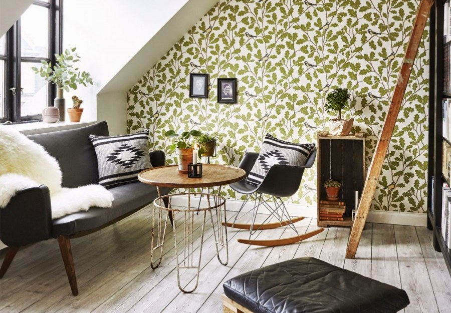 Акцентная стена в гостиной за диваном