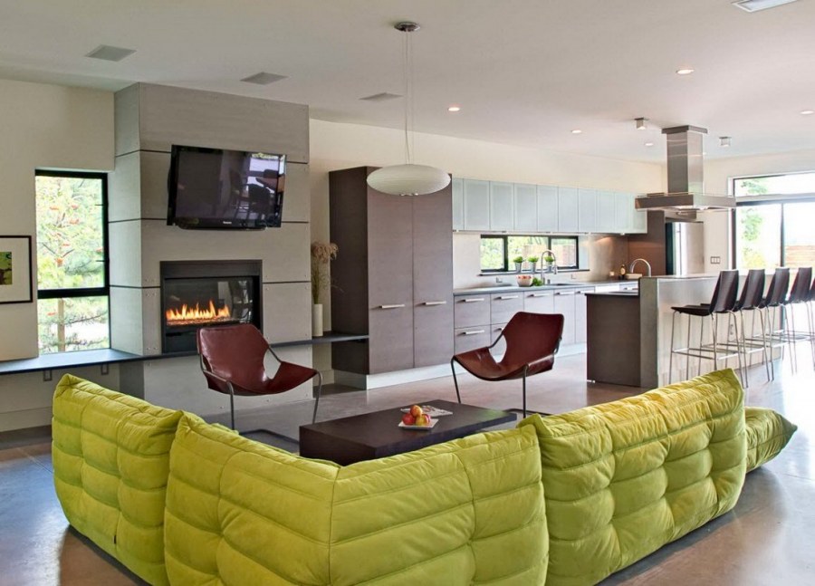 Диван посередине кухни-гостиной