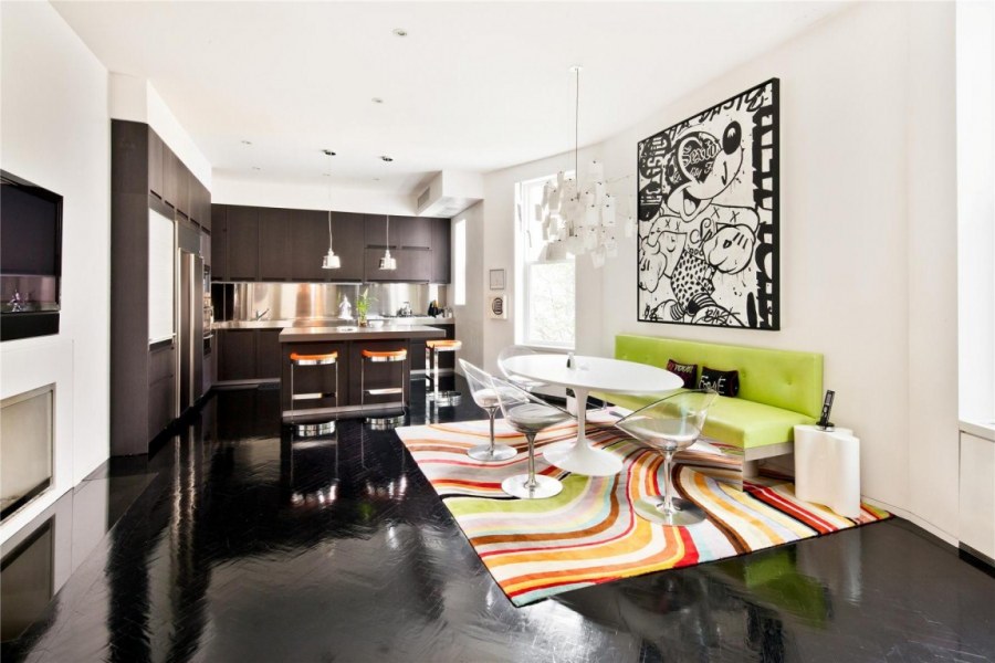 Кухня гостиная с темным полом