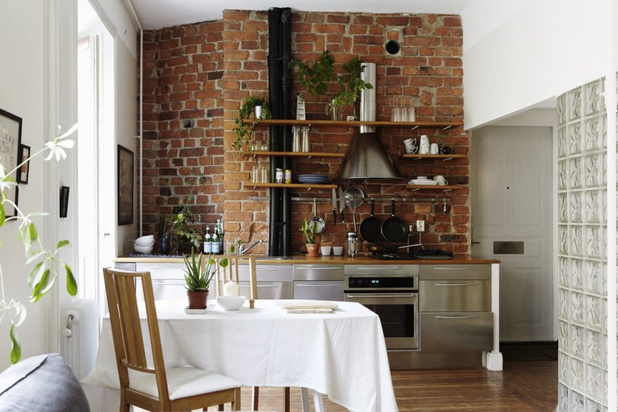 Кирпичная стена в интерьере кухни