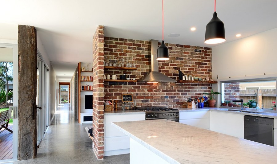 Кирпичная стена на кухне