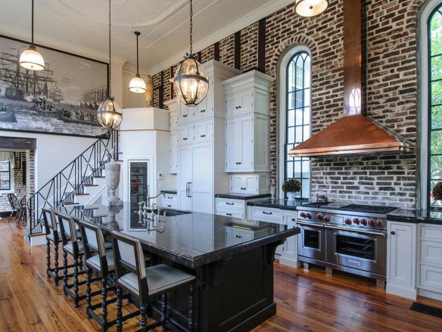 Кухня лофт белые стены