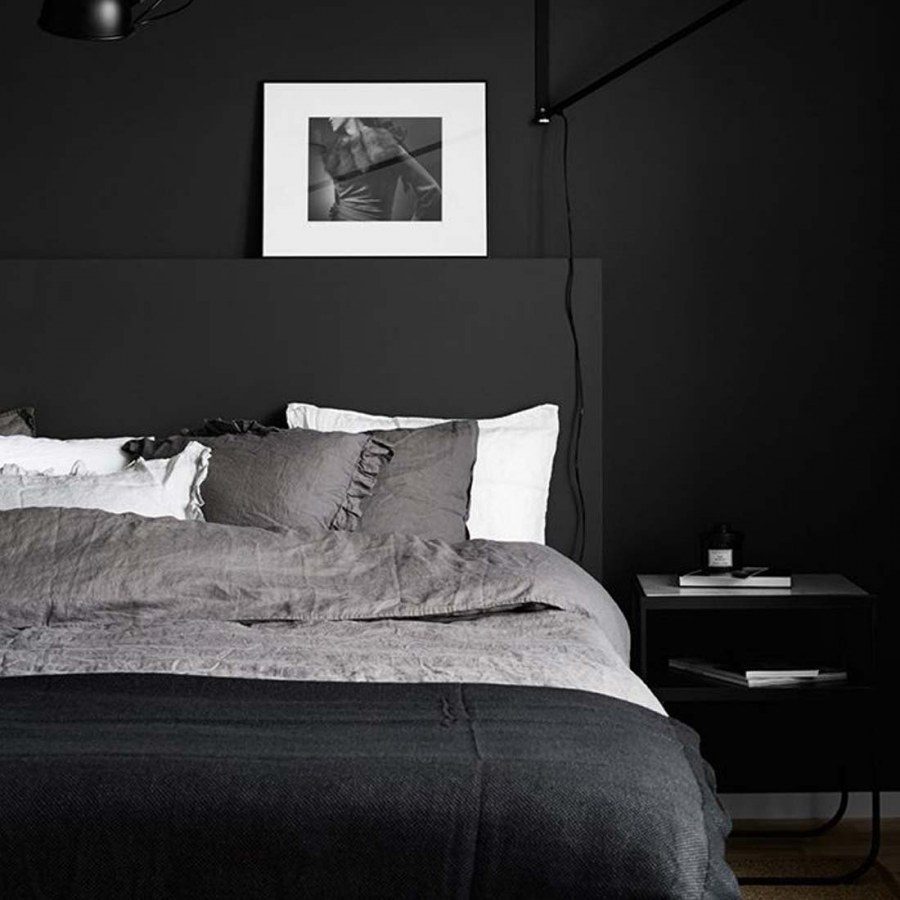 Комната с черными стенами