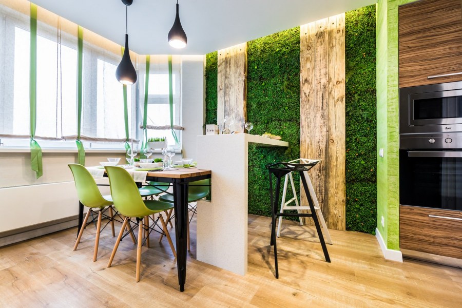 Экостиль в гостиной с фитостеной