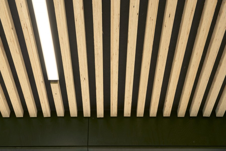 Потолок из деревянных реек с промежутками