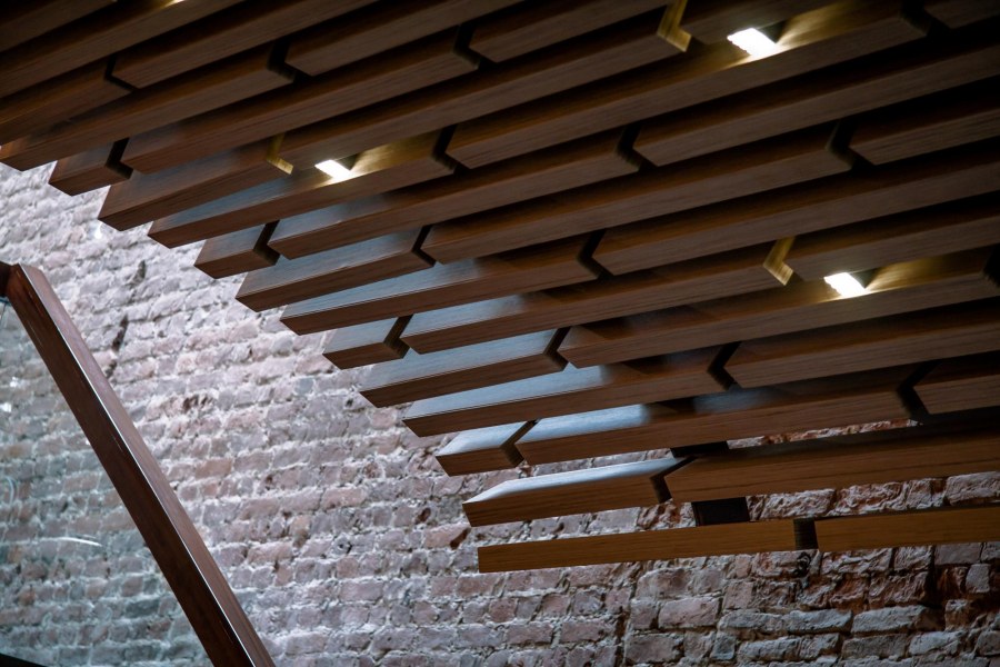 Декоративный потолок из брусков