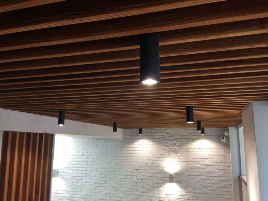 Деревянный реечный потолок