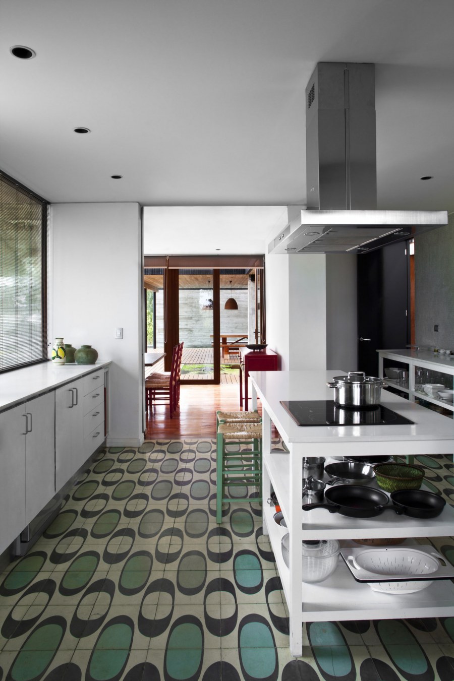 Кухня от пола до потолка