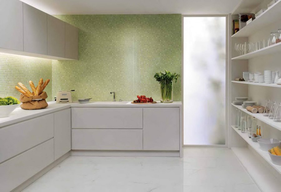 Плитка на кухне до потолка