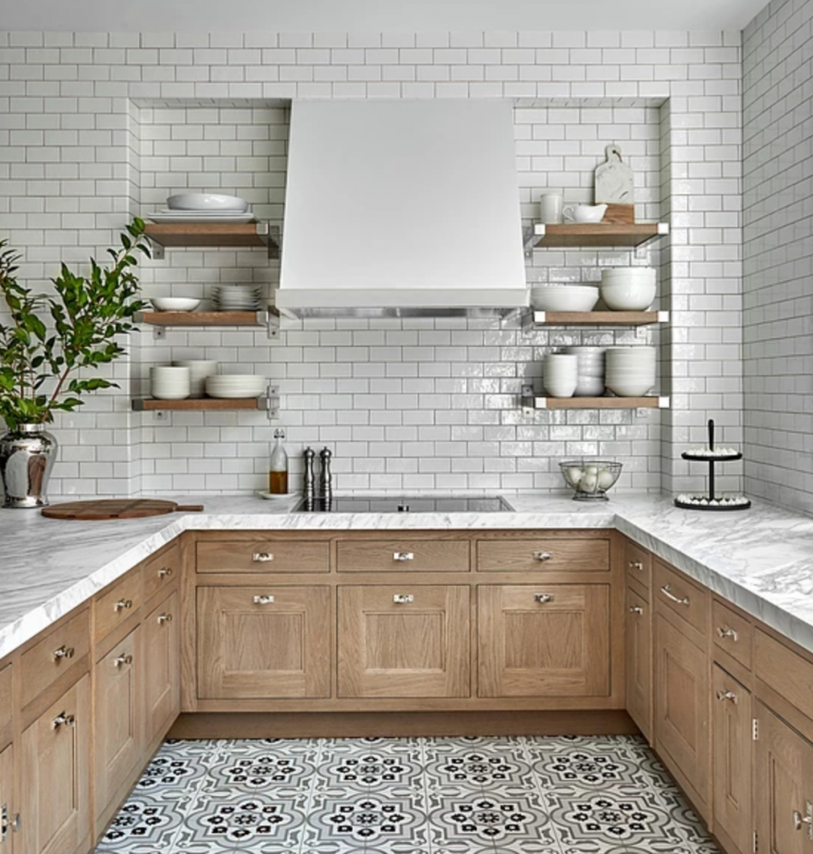 Кухонный фартук белый кабанчик