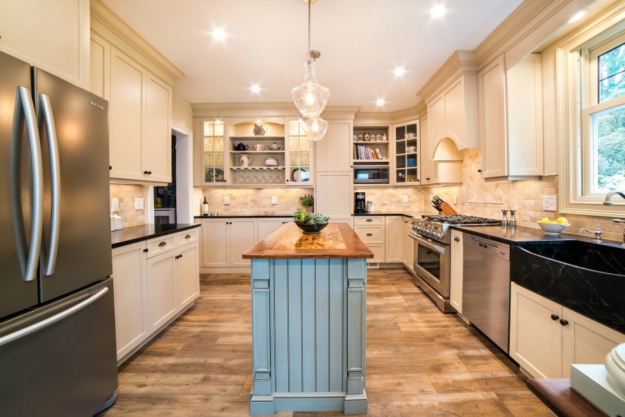 Кухня с рыжим полом