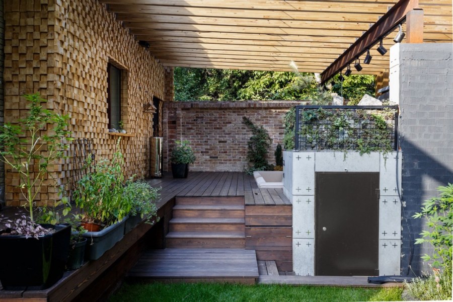 Терраса между домом и гаражом