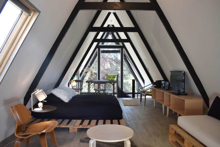 Домик с треугольной крышей внутри