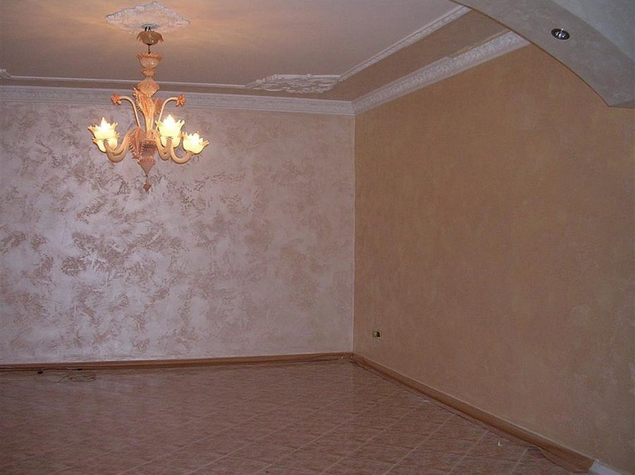 Декоративная штукатурка стен в зале