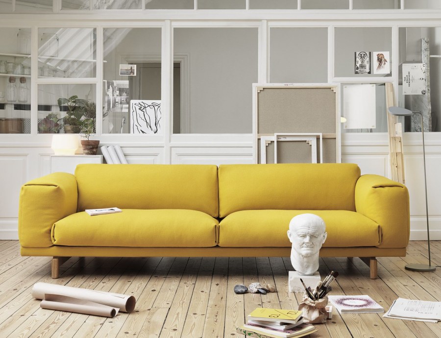 Желтый диван