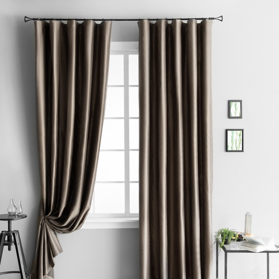 Коричневые шторы в спальне