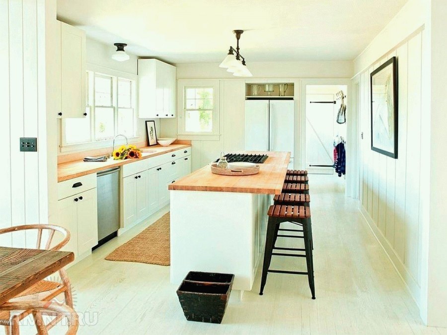 Кухня белые стены деревянный пол