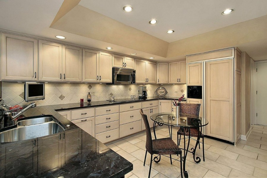 Кремовый цвет в интерьере кухни