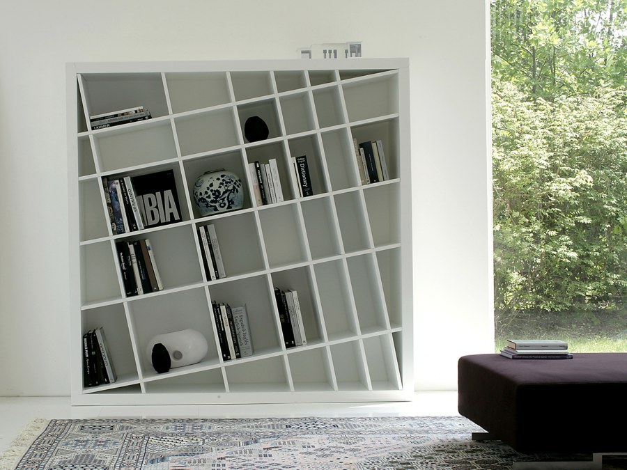 Современный книжный шкаф