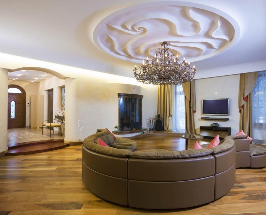 Потолки в гостиной в частном доме