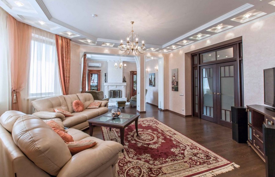 Потолки из гипсокартона в зале в частном доме