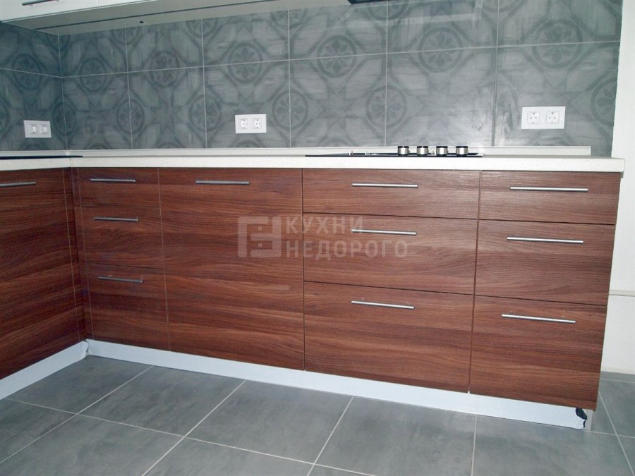 Кухня верх белый низ дерево черная фурнитура