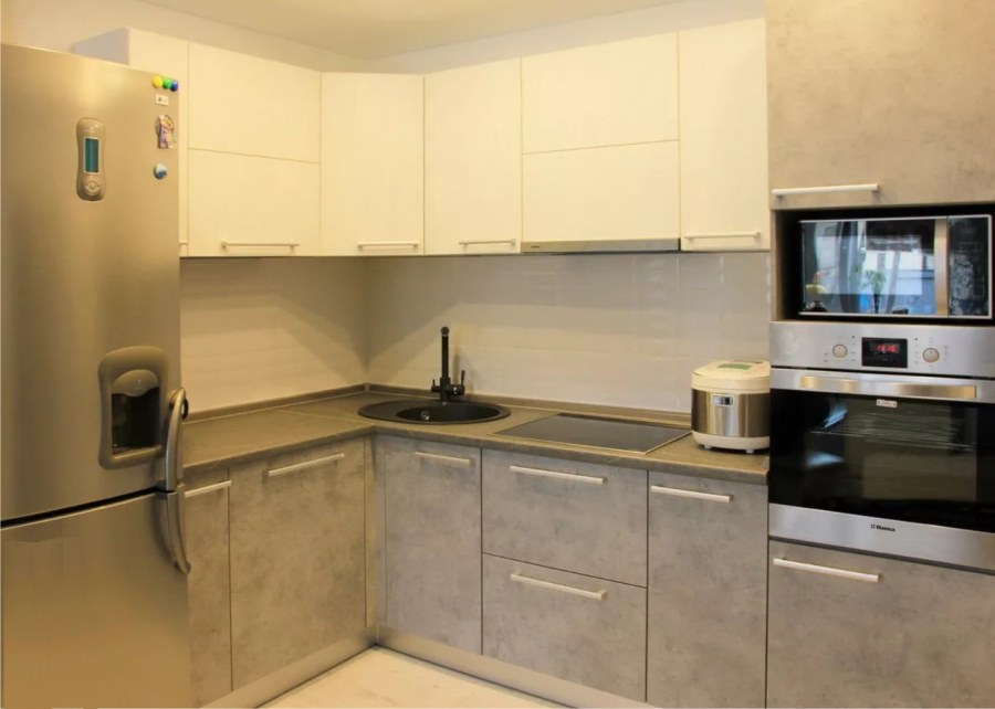 Бежевая кухня с серой столешницей