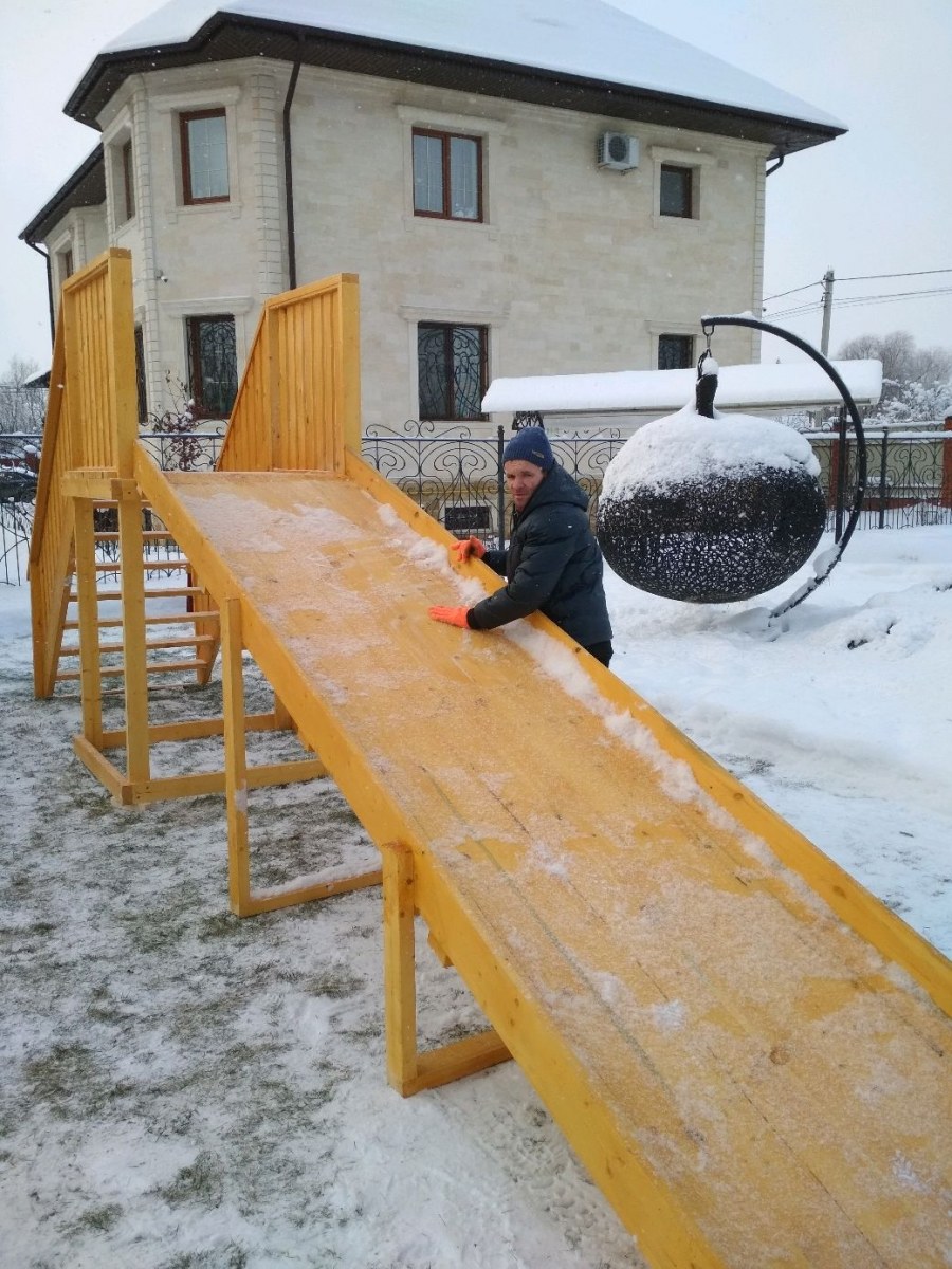 Самодельная деревянная зимняя горка