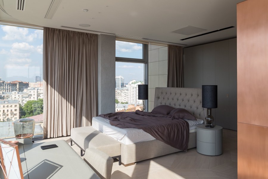 Маленькая спальня с панорамным окном