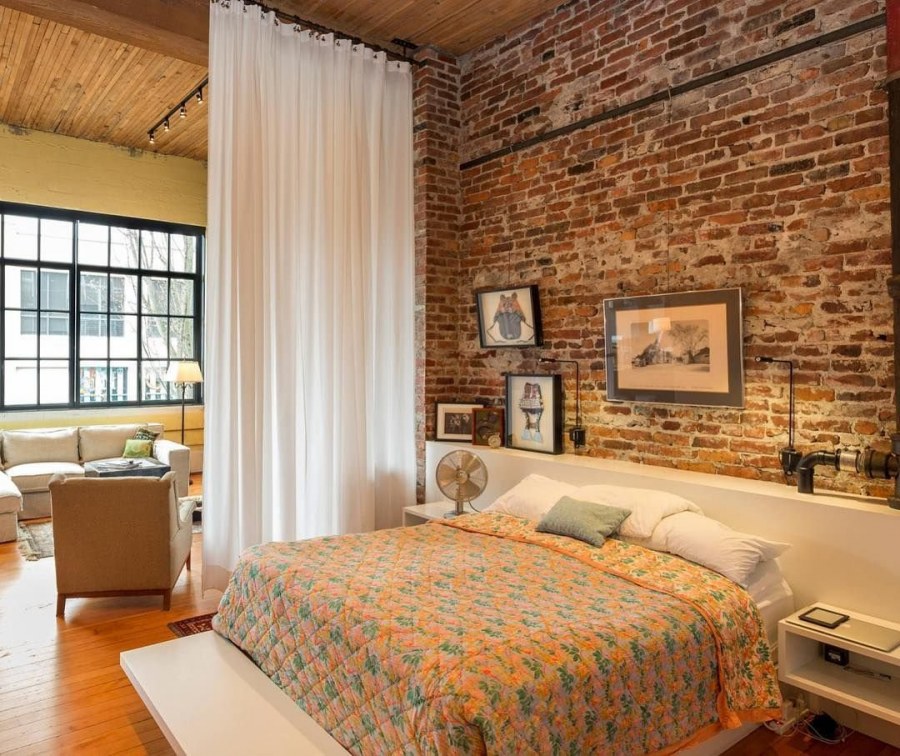 Спальня кирпич и дерево