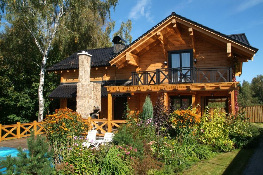 Дом из бревна у пруда