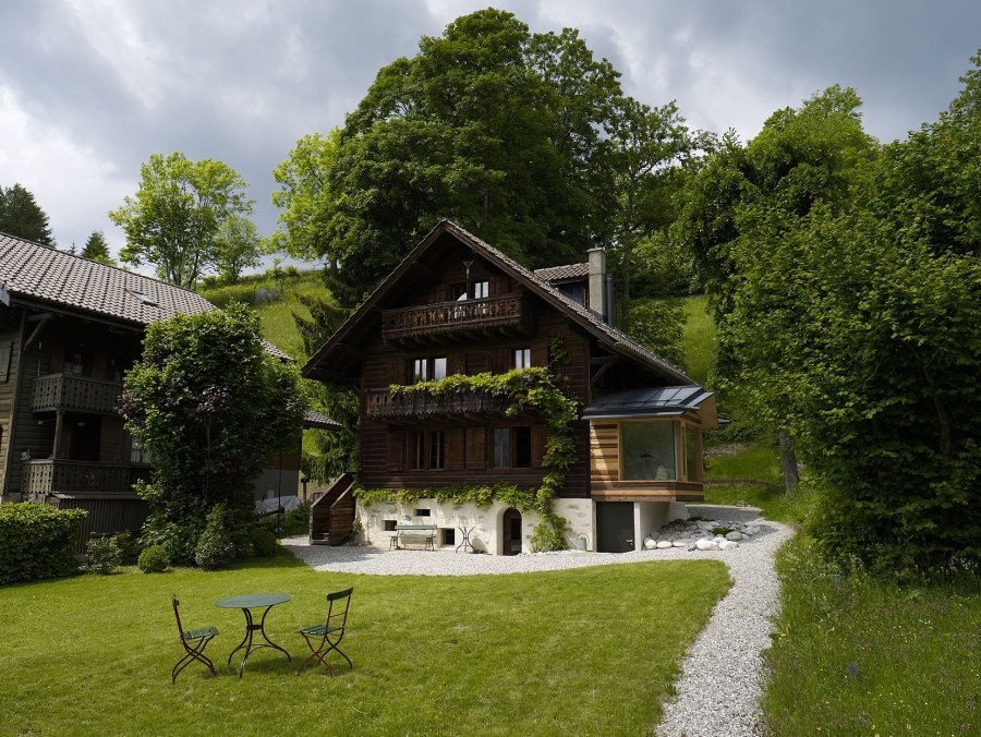 Деревенский дом дом в деревне в стиле швейцарского Шале