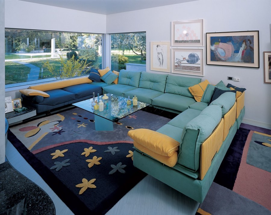 Разноцветные диваны в интерьере
