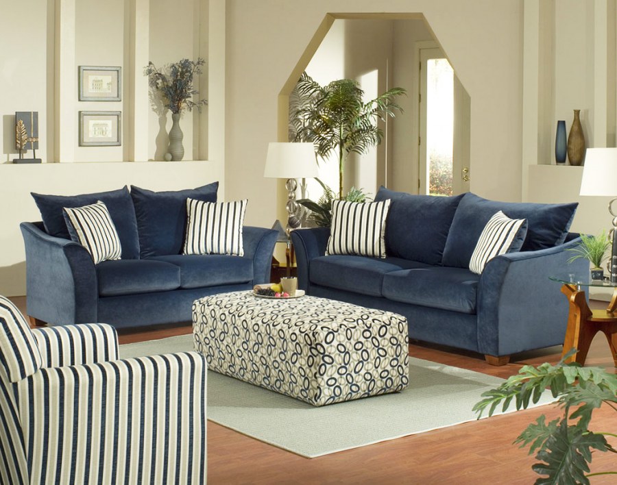 Синие диваны в интерьере гостиных