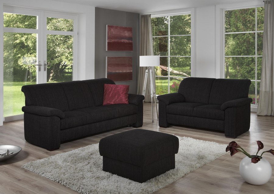 Черный диван в гостиной