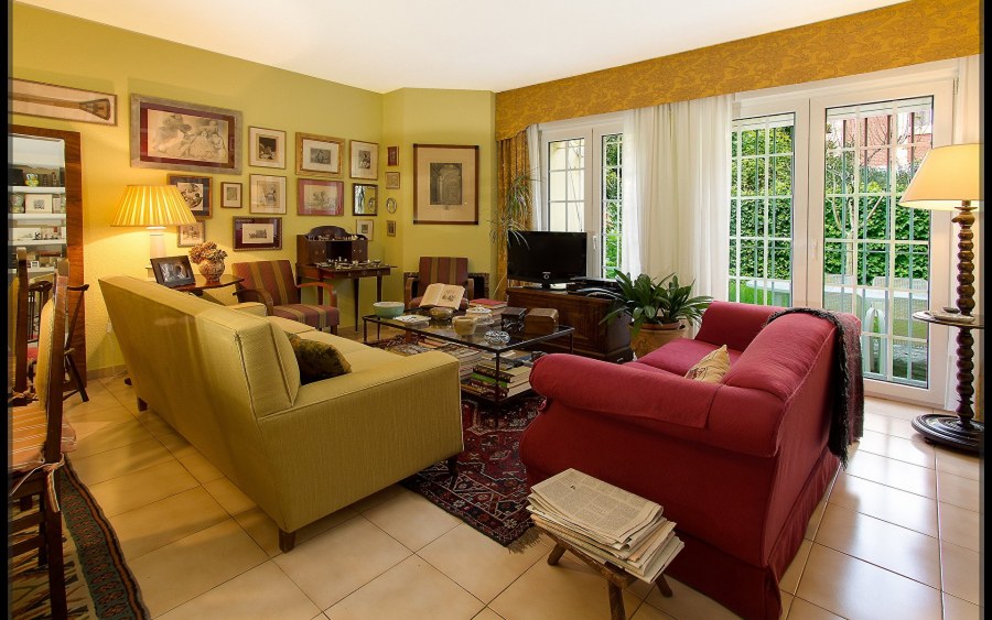 Диваны разного цвета в одной комнате