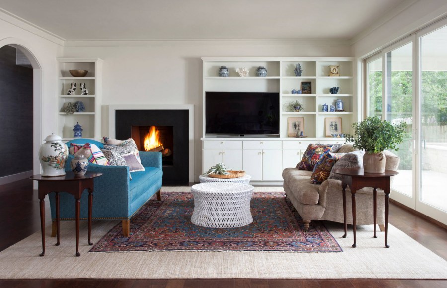 Разные диваны в гостиной