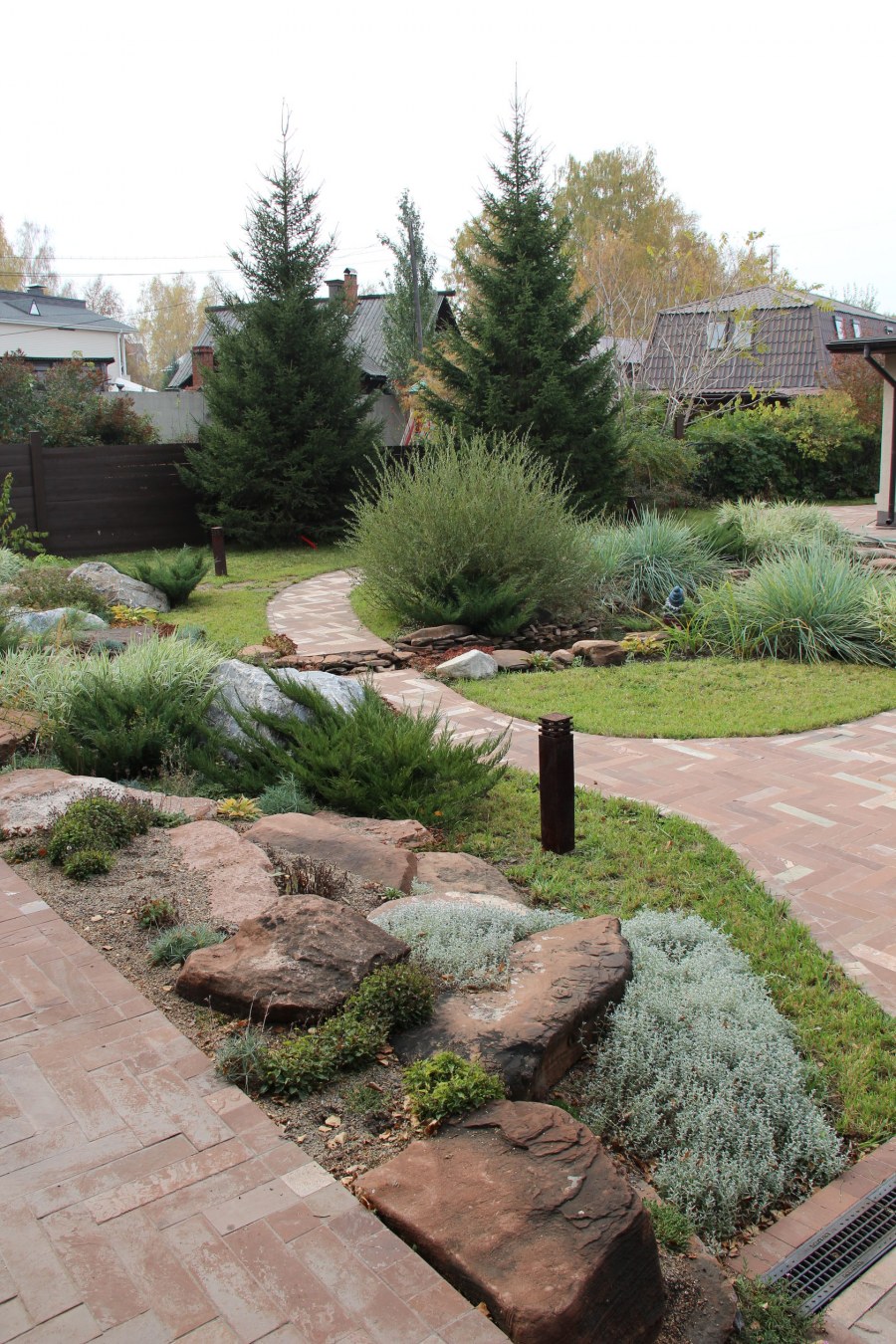 Рокарий с белой мраморной крошкой