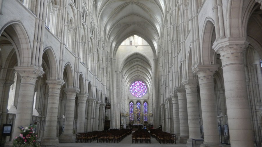 Колонны готического собора