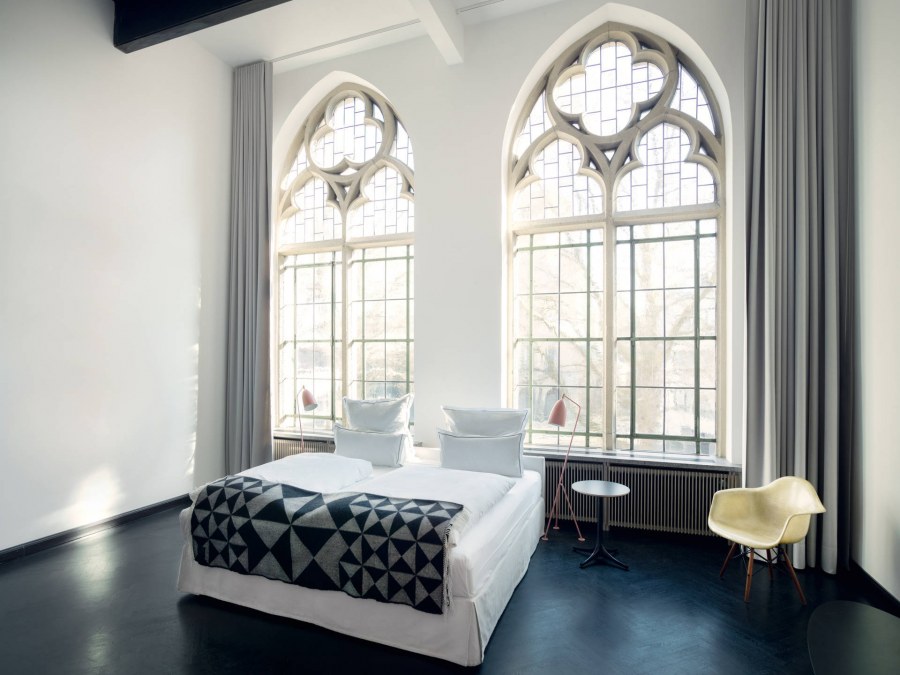 Окна в готическом стиле в интерьере