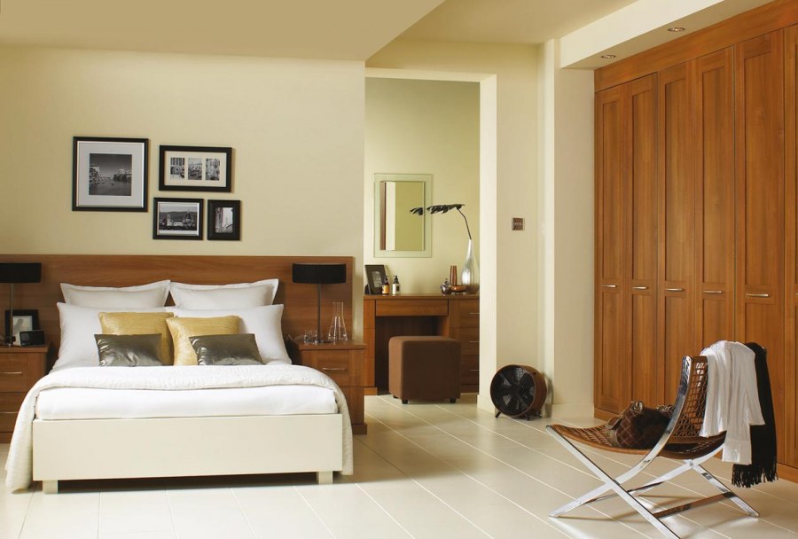 Коричневый шкаф в интерьере спальни