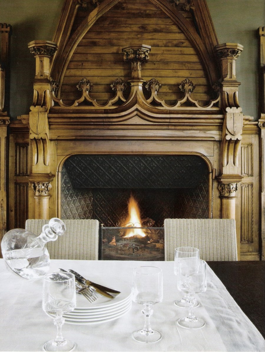 Камин в готическом стиле